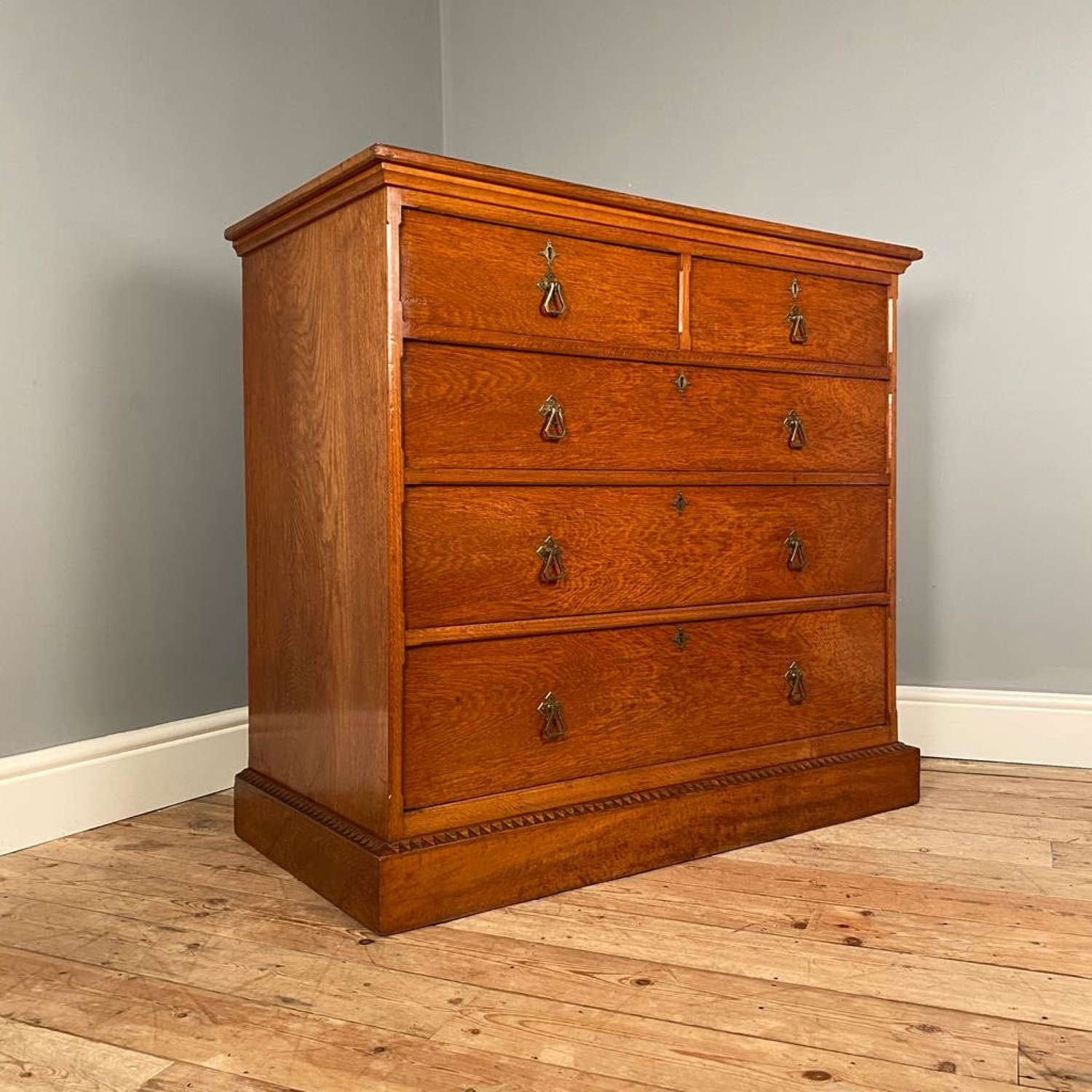 Immaculate Arts & Crafts Figured Oak Chest of Drawers