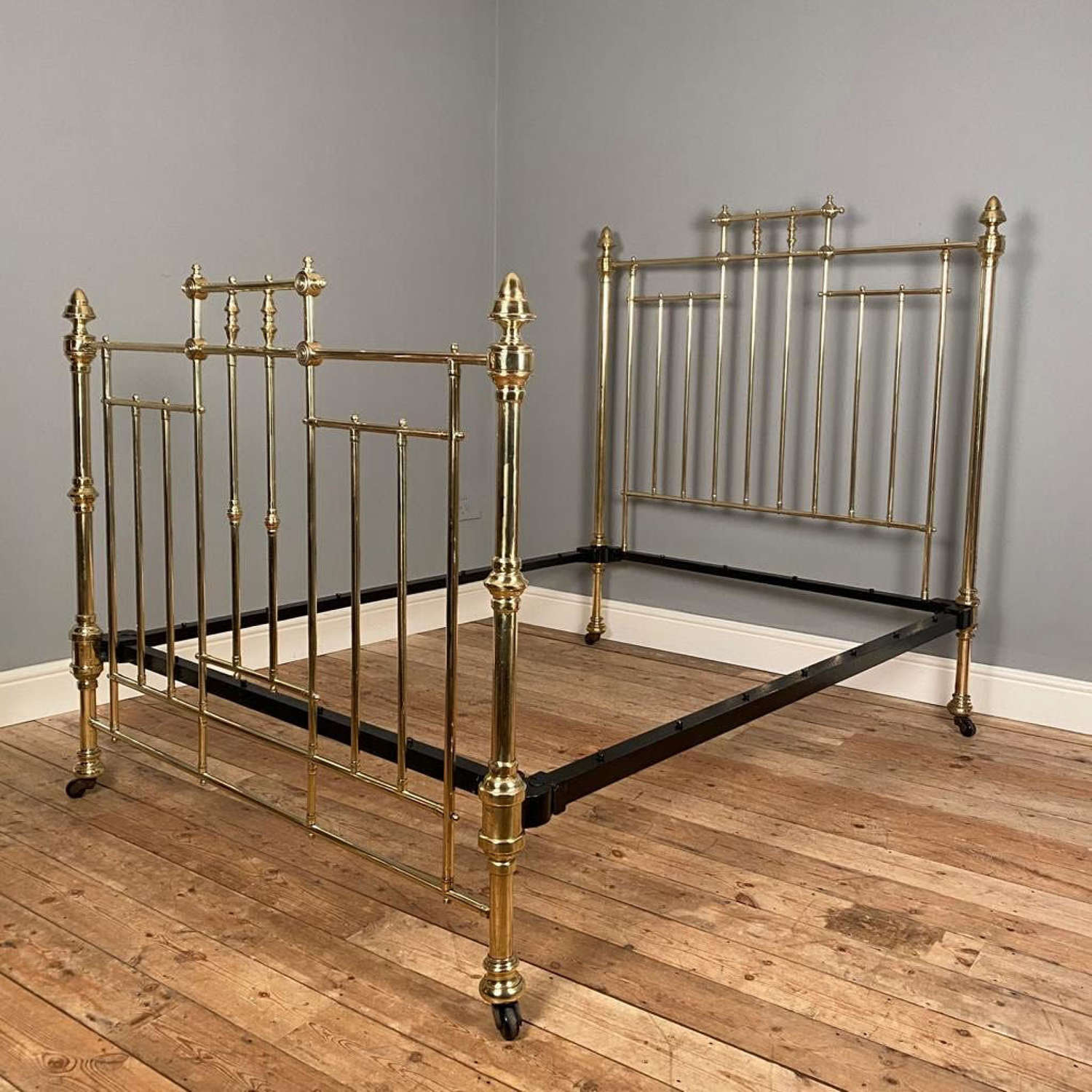 Hoskins & Sewell Double Brass Bed 4ft 6